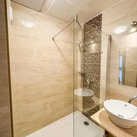 Sunny Flat With Terrace & Park View Near Centre Prag
