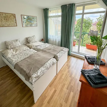 Sunny Flat With Terrace & Park View Near Centre 프라하