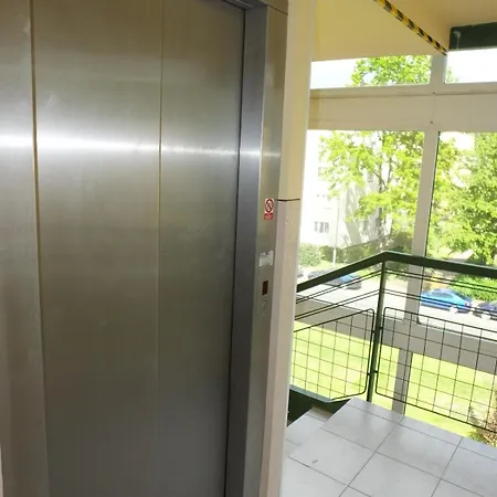Sunny Flat With Terrace & Park View Near Centre Prague