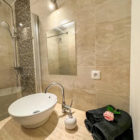 Sunny Flat With Terrace & Park View Near Centre