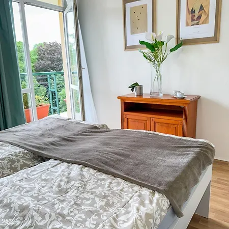 Apartment Sunny Flat With Terrace & Park View Near Centre Prague