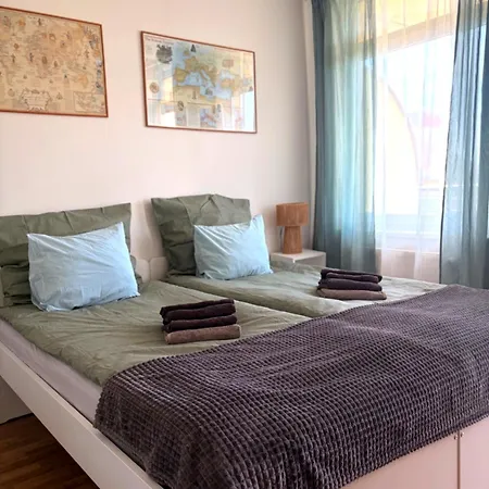 Sunny Flat With Terrace & Park View Near Centre * Praga