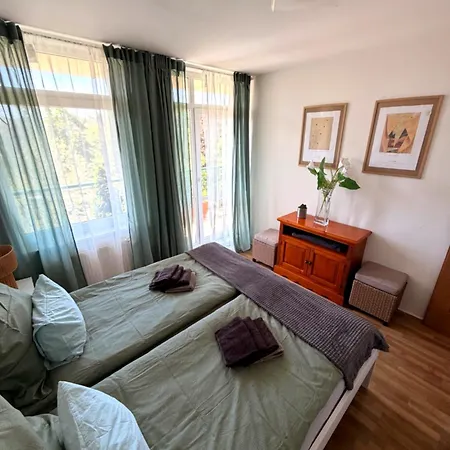 Sunny Flat With Terrace & Park View Near Centre